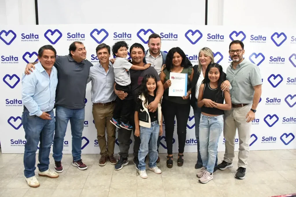 Familias recibieron las escrituras de sus viviendas en Salta.