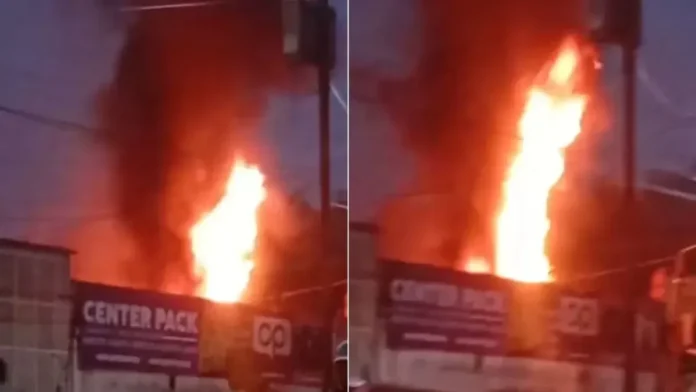 Un incendio afectó a un comercio de encomiendas de Aguas Blancas.