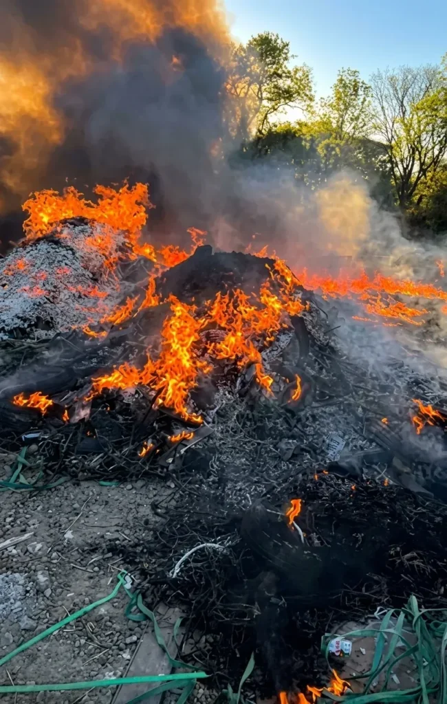 Imagen tomada de un video que muestra la quema de residuos.