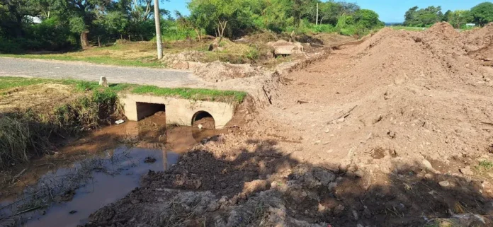 Trabajos de mantenimiento y limpieza en canales de El Galpón y Metán.