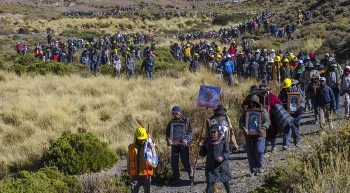 Caminantes peregrinan en la ciudad de Salta.