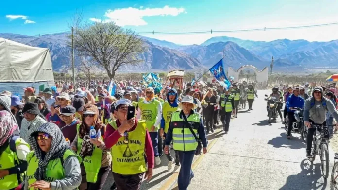Peregrinos en camino hacia la ciudad de Salta