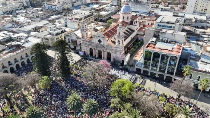 Celebración del Milagro frente a la Catedral Basílica de Salta.