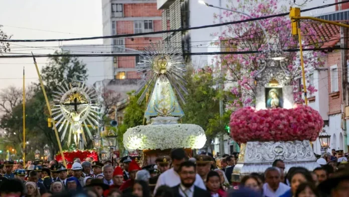 Procesión en honor al Señor y la Virgen del Milagro