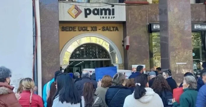 Jubilados frente a la sede del PAMI en Salta.