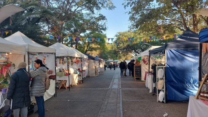 Ferias de artesanos en distintos paseos de la ciudad de Salta.