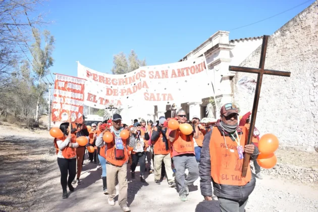 Peregrinos caminan para reafirmar su fe en el Señor y la Virgen del Milagro.