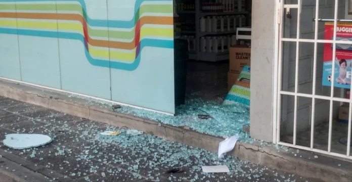 Una piedra fue utilizada para destruir la puerta de un local de avenida Paraguay durante un robo.