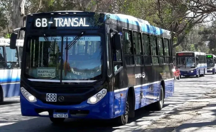 Colectivo circulando por la ciudad de Salta.