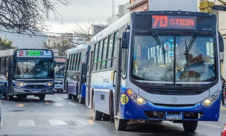 Colectivo de SAETA circulando por Salta.