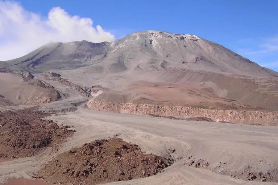 Especialistas buscan renovar el mapa de volcanes y evaluar su peligrosidad en la Puna.