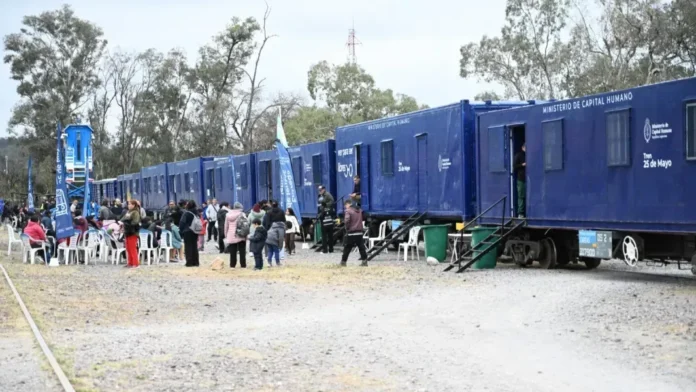 Formación ferroviaria identificada como Tren 25 de Mayo.