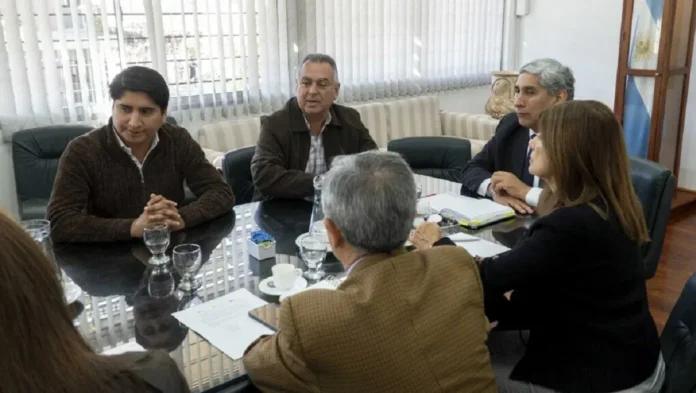 Autoridades de la UNSa junto a representantes del Foro de Intendentes.