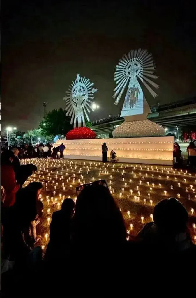 Velas encendidas en la Rotonda del Peregrino.