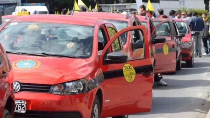 Vehículos de remis que circulan en la ciudad de Salta.