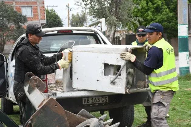 Tareas de retiro de cacharros en distintos barrios de Salta