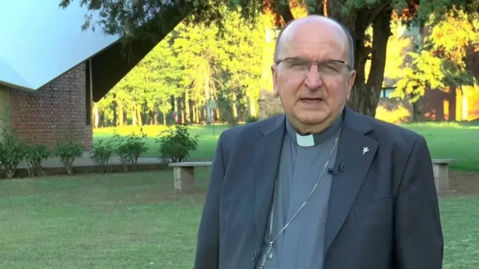Monseñor Cargnello aparece en la imagen.