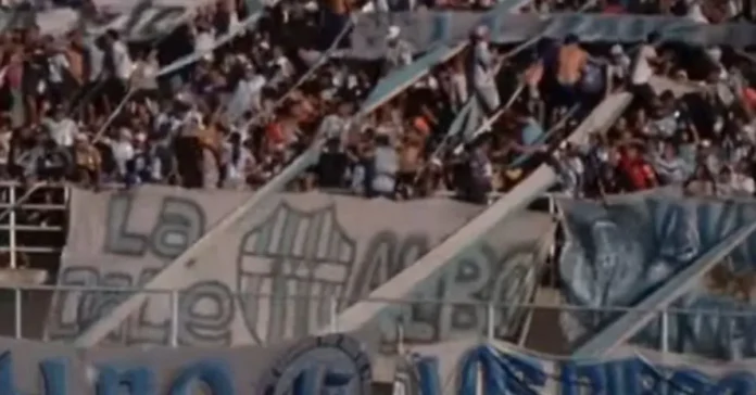 Simpatizantes de Gimnasia y Tiro ubicados en una tribuna.
