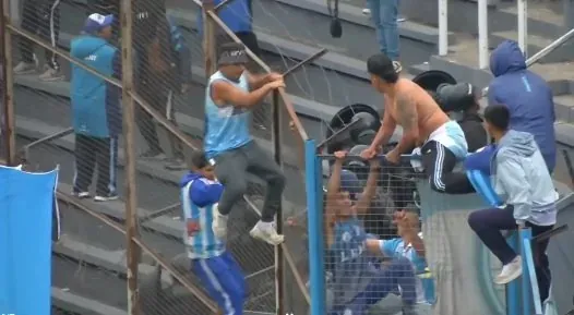 Imágenes de los incidentes registrados durante el partido.