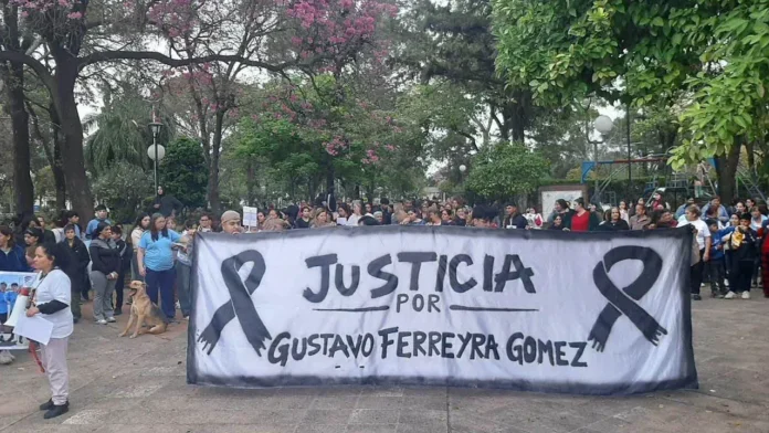 Un cartel reclama justicia por Gustavo.